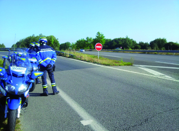 Contrôle routier par les motocyclistes de la Gendarmerie