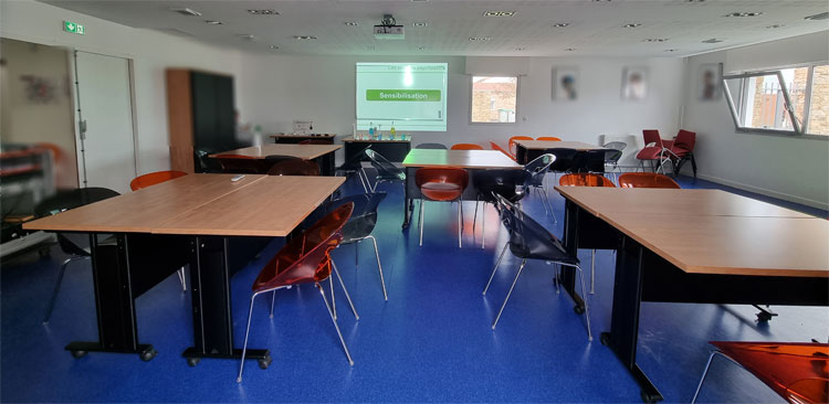 Vue panoramique de la disposition des tables pour  l'atelier sensibilisation conduite addictive dans un établissement scolaire de Loire Atlantique