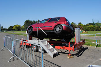  la voiture tonneau effectuant un retournement