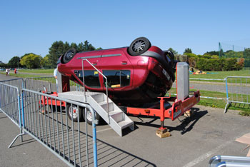 la voiture tonneau immobilisée sur le toit